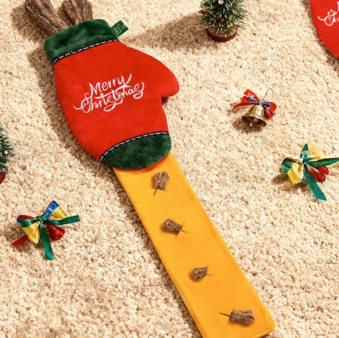 Christmas Gloves - Dispensing Puzzle Toy